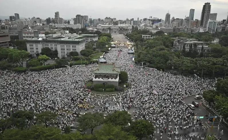 蓝营说有20万人参加凯道活动，绿营却说不足5万，这里头有啥文章？台中联油脂致