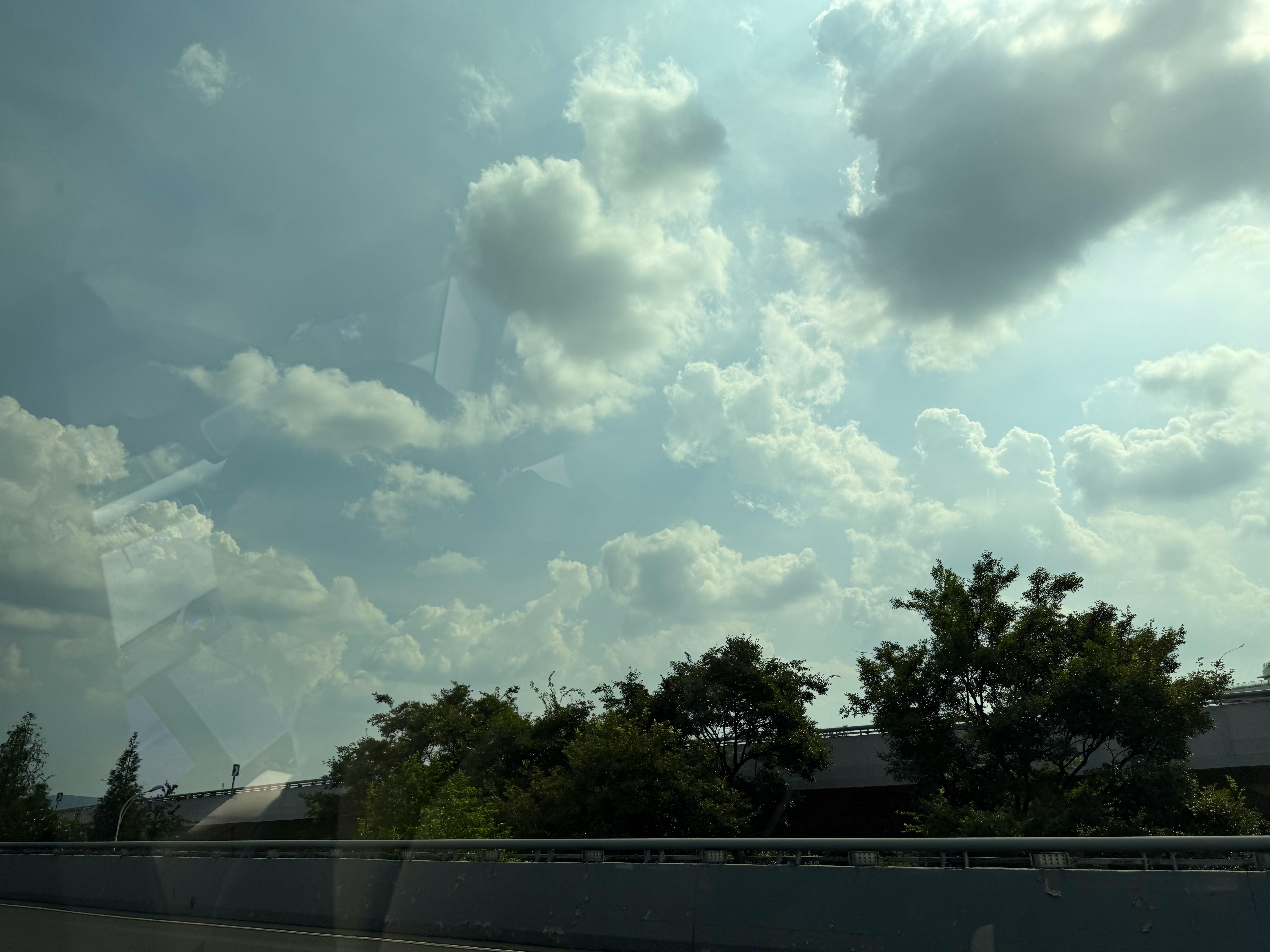落地昆明，太舒服了这里，不愧是无夏城市羡慕死了，昆明王开着尊贵的问界M8