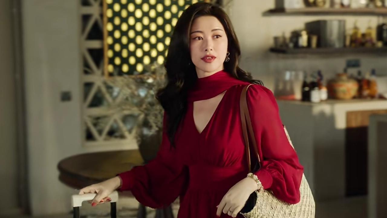 朱珠红衣出场，明媚动人，钟汉良都看呆了新剧《蜜语纪》的开播，朱珠饰演的女主许