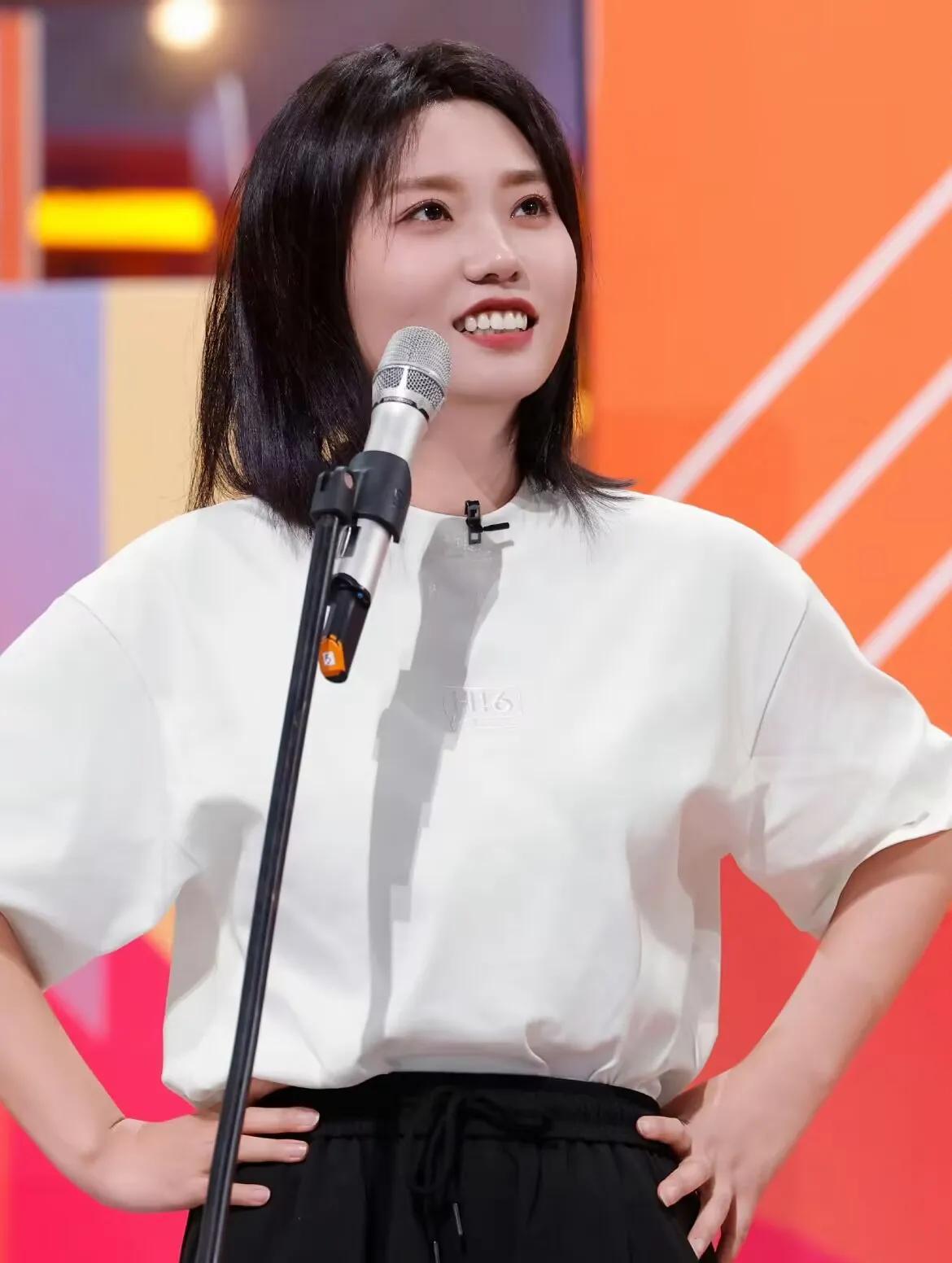 我低估李雪琴了北大才女原来也是徒有虚名你说她聪明吧她办的事让人无法理解花