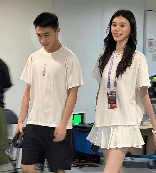 奚梦瑶何猷君看谢霆锋演唱会超模就是超模啊，随便一个白t短裙，基础款的衣服也能穿