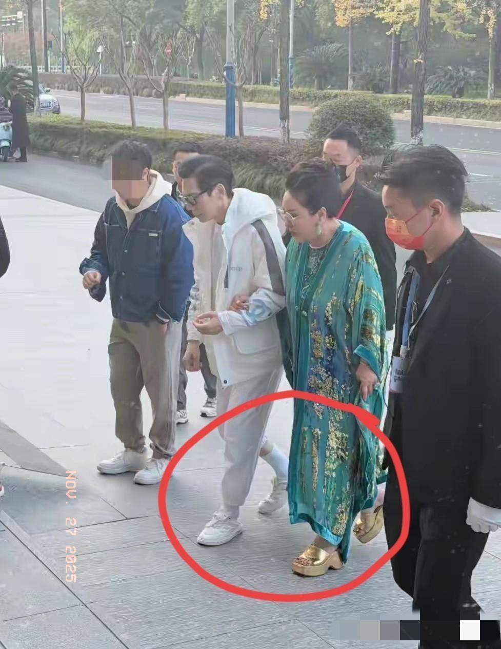 哇哦，70多岁的向华强夫妇真是耐寒呀：大冷的天，向太居然光脚穿着金色的凉拖与绿色