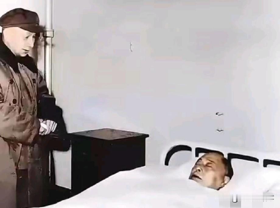 1971年冬，64岁的粟裕前往301医院探望病重的陈毅，神情非常的忧虑。陈毅在病