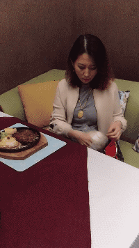 牛排好吃是好吃，就是有点费馒头。[捂脸哭]