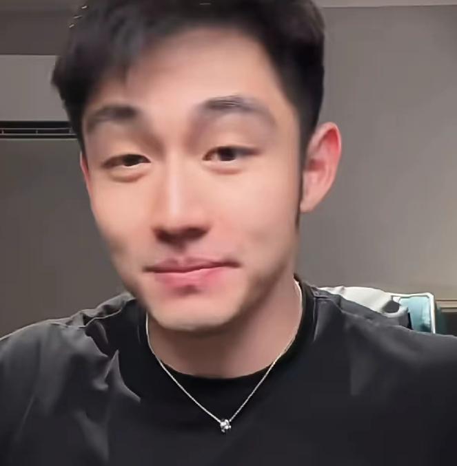 任任失恋了，他被富婆于文红给甩了，还责怪他花钱太多，一个月得消费几十万惹得亲儿子