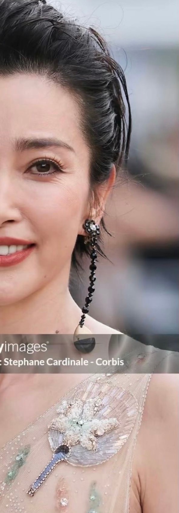 李冰冰怎么做到左脸哭右脸笑的李冰冰完全扛住了g社镜头跟你们这群有梗的人拼了！李