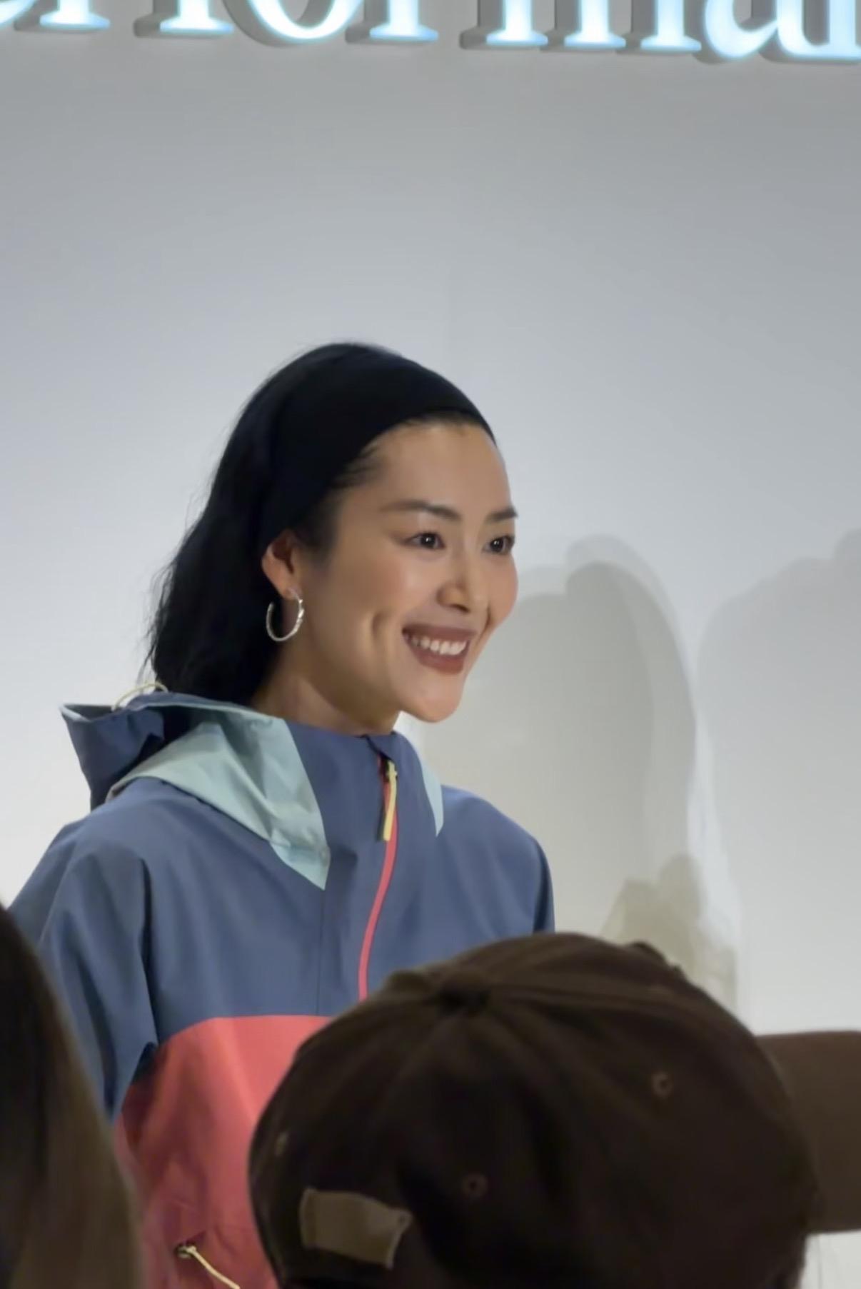 大表姐刘雯武汉线下活动，虽然不算是第一眼的大美女长相，但是本人好亲切，最近他对象