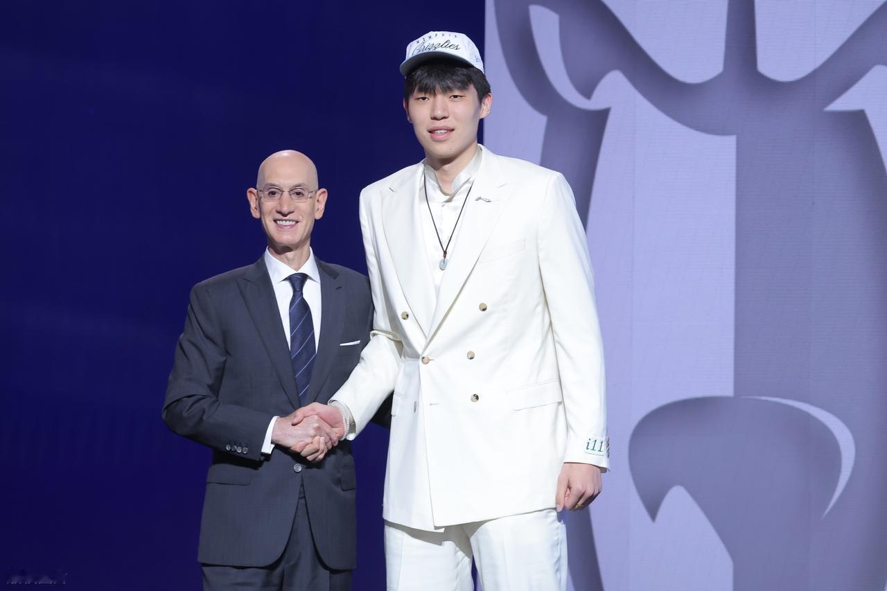 亚洲杯or夏季联赛？杨瀚森NBA首秀遇甜蜜烦恼，中国男篮该放人吗？