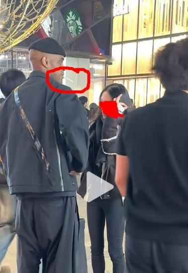 这张图有意思。和深圳公交站女拳禁烟的事合在一起看就更有意思了。黑人，国女。黑