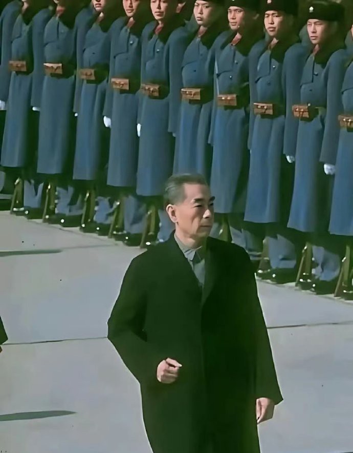 请你停留3秒，向中国最牛外交家周总理献上鲜花致敬！[玫瑰][玫瑰][玫瑰][鲜花