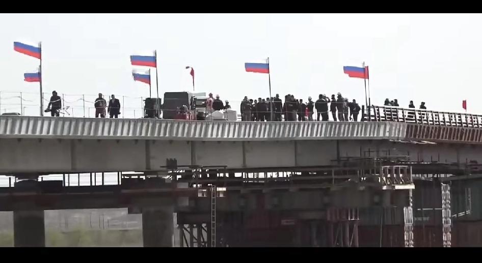 新图们江大桥通航，高度约7米，低于铁路桥，进一步限制了图们江通航。