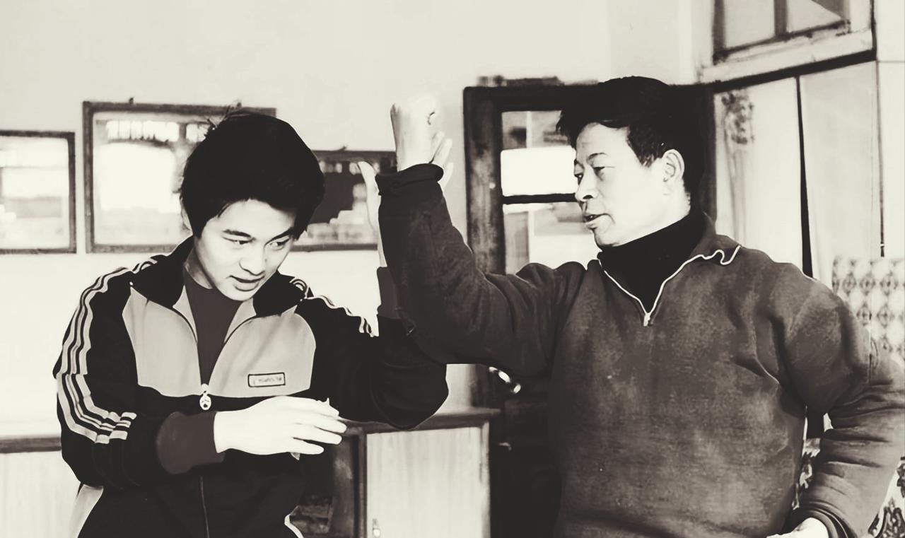 1988年，体育运动学校职工李正东夫妇写了辞职报告，递交了上去。体校收到报告后，