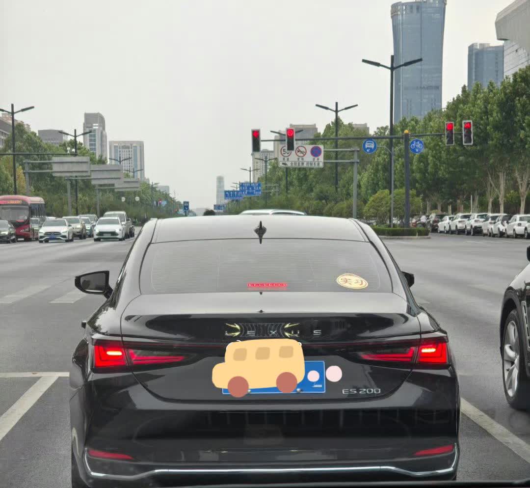路上偶遇，这应该是雷克萨斯ES200吧？说实话这代ES的外观真的是无死角好看