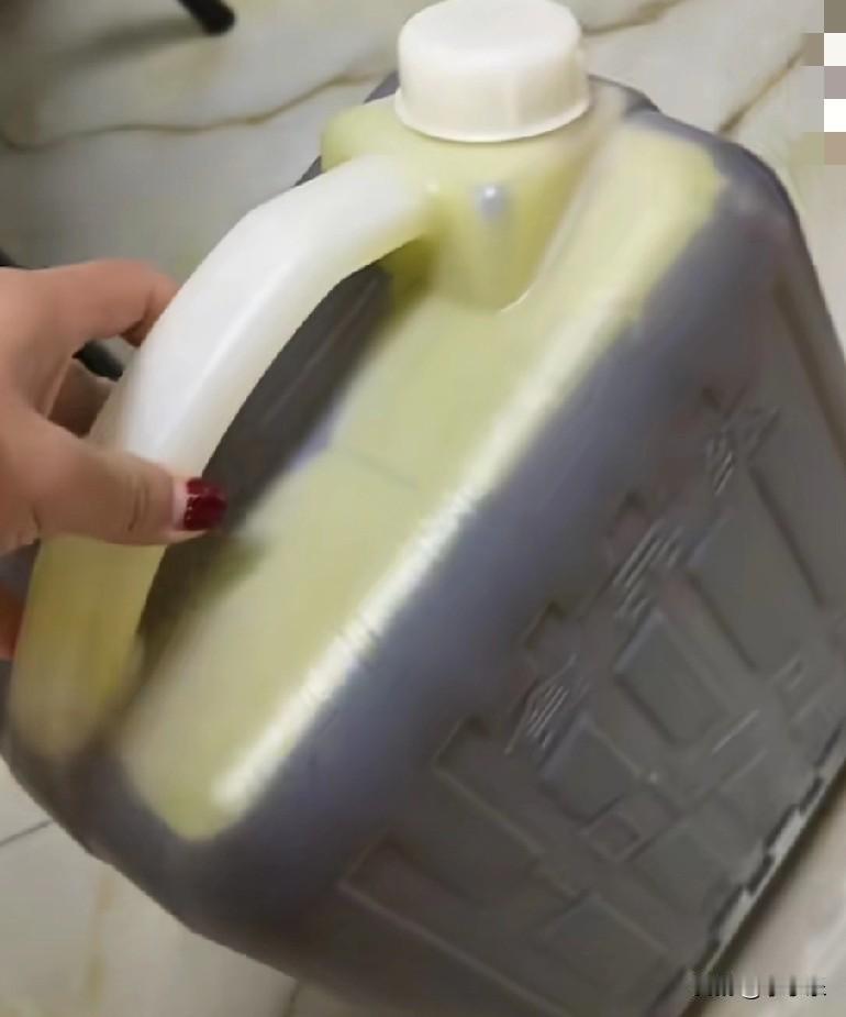 2月26日，江苏扬州，女儿春节返程回家，妈妈将1万元偷偷绑在油桶下，塞进车后备厢