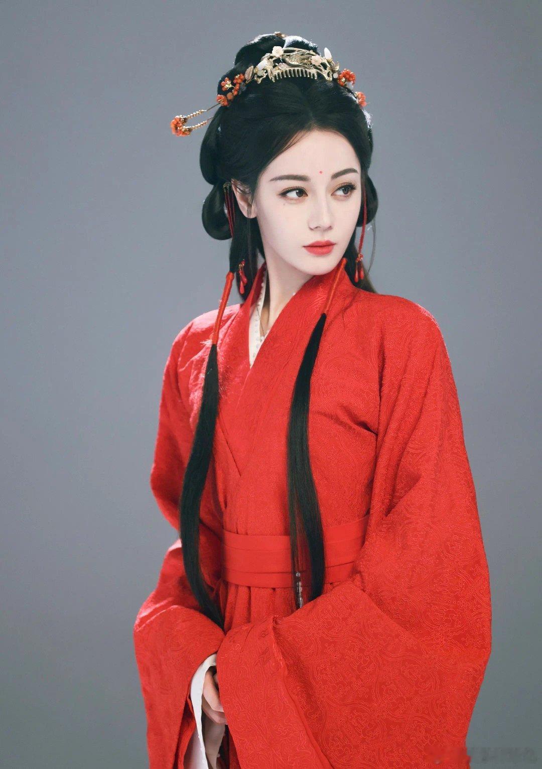 迪丽热巴这个镜子放得好妙谁能想到一面位置巧妙的镜子，意外拍出了双份氛围感。活动现