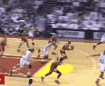 “一人拿球九人慌”说的是不是巧克力。乔丹明显更胜一筹，他这是“一人拿球11人慌