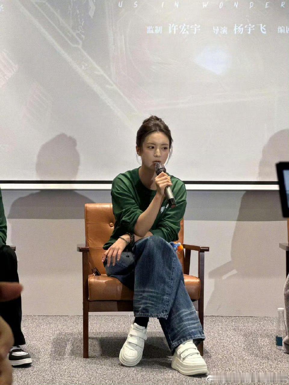 钟楚曦、张雅钦、程潇、敖子逸《明日乐园》今日开机生图，状态很好啊