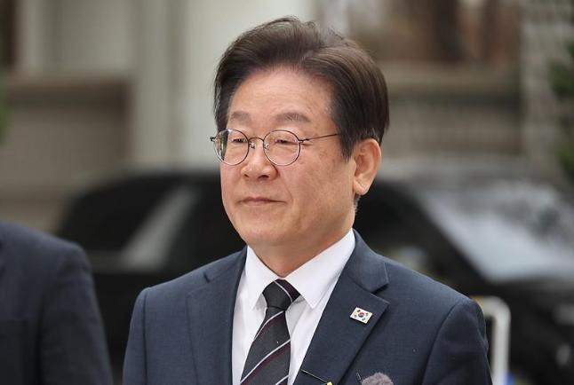 韩国总统一句话引发热议，中美博弈中的生存选择，经济账本藏着答案。李在明在APE