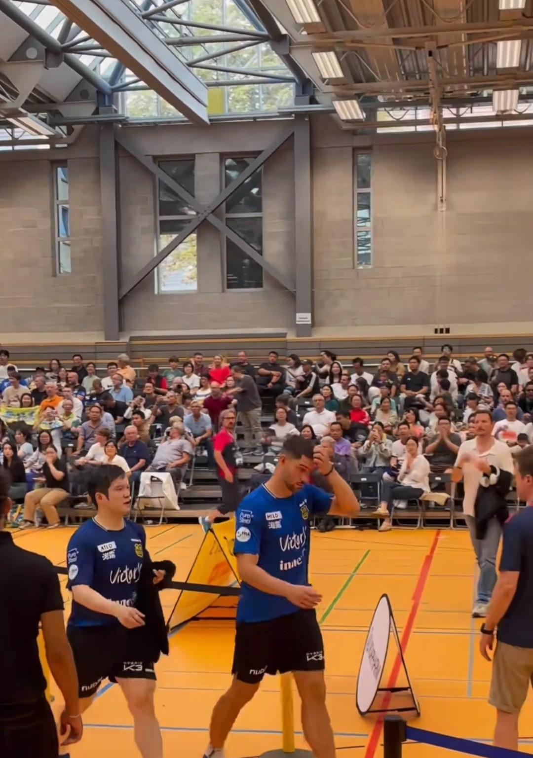 樊振东德甲生涯首秀遭遇“开门黑”，离场时看到温馨一幕。只见他与弗朗西斯卡前往更衣