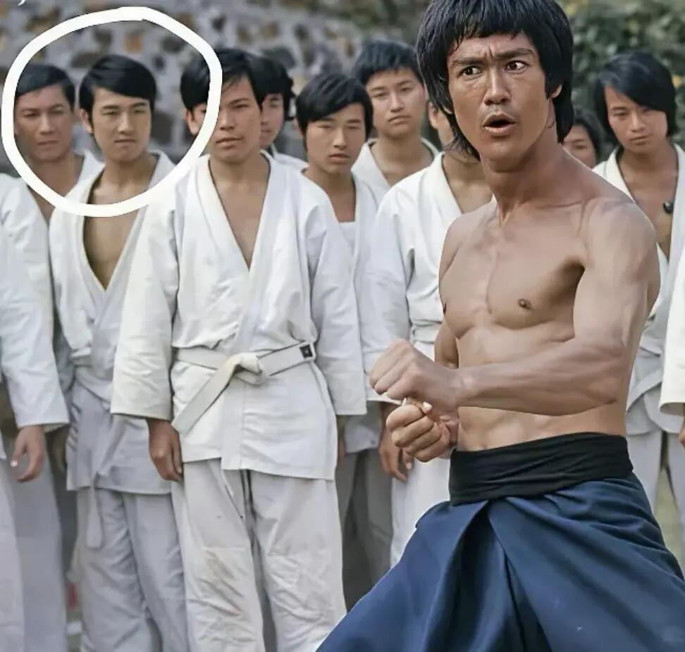 早些年站在角落里的这一些男演员，他们都是跑龙套的，谁也没有想到就是那样普普通通长