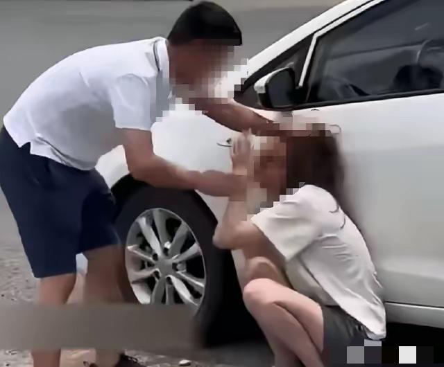 贵州，一男子发现自己的妻子总是深夜出门，男子就跟踪妻子发现是去见外面的男人。看到