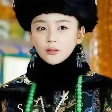 1625年，为了能生下皇子，13岁的孝庄嫁给了34岁的亲姑父皇太极。姑父并不宠爱