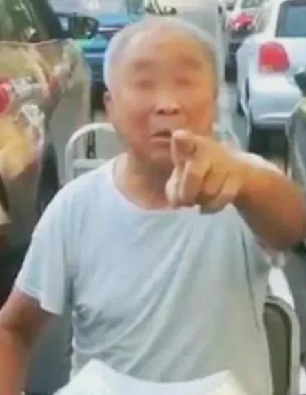 山东，一饭店推出5元早餐不限量，大爷交过钱后，就拿了7个鸡蛋、两屉小笼包、两碗粥