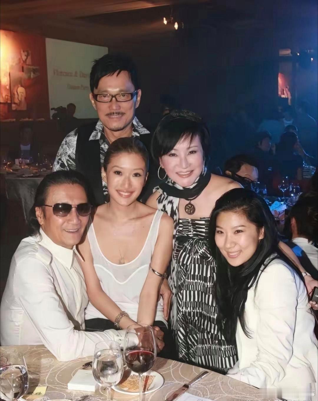 狄波拉以前对coco也很热情，一起聚会的时候，狄波拉还搂着coco合影，一点也不