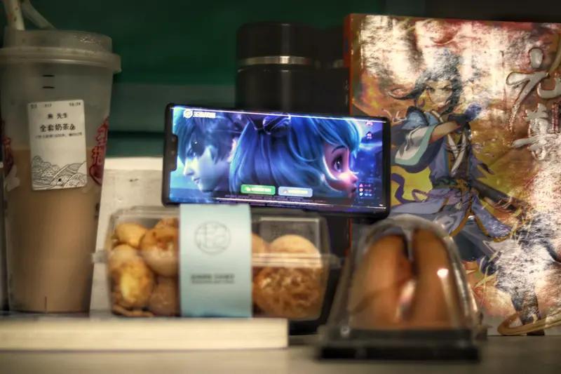 禁止孩子玩手机游戏，这事儿不能一刀切。完全禁止，孩子可能会更渴望，偷偷摸摸玩反