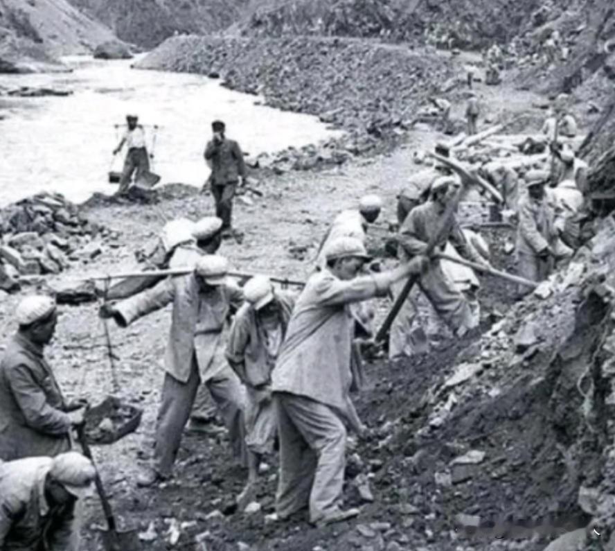 1952年藏区，18军军部的饭点刚开，一个战士突然冲进来，他推开警卫员，一把掀翻