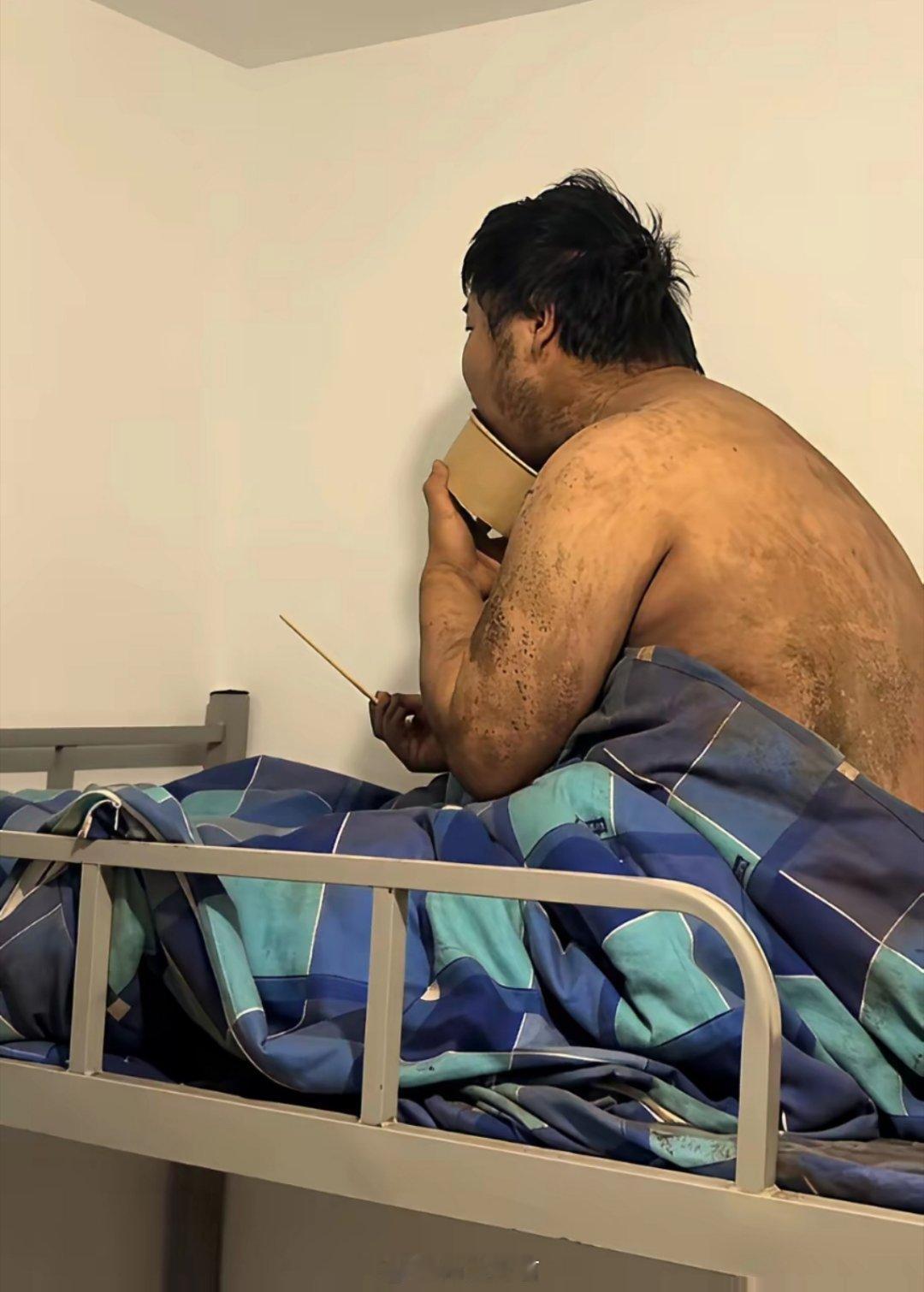 身上那么多的泥巴，是因为不洗澡的缘故吗？