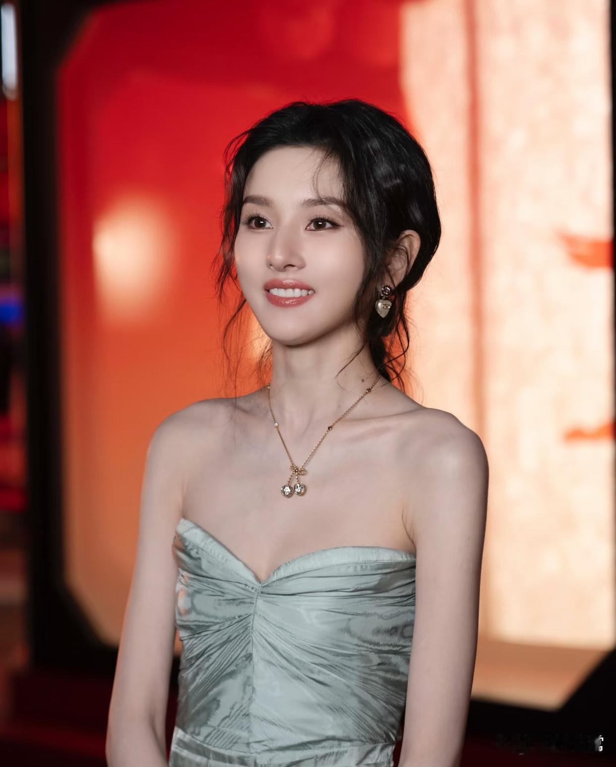 1.网传张小斐零片酬出演周星驰新电影的说法其实并不靠谱。业内都清楚，周星驰拍戏