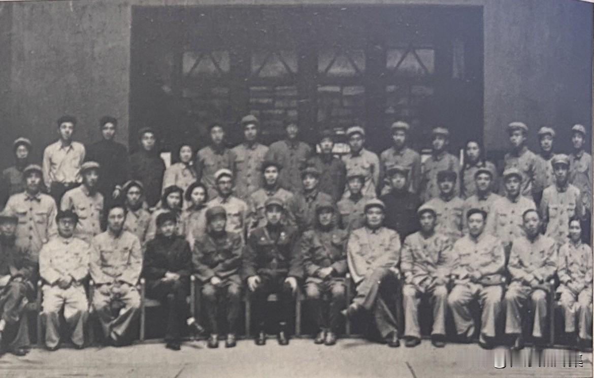 1951年5月14日，江西省委书记陈正人（前排左四）和省长邵式平（前排右五）等欢