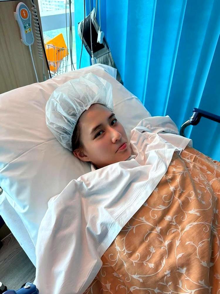 何超莲晒肠胃镜病床照，反倒把婚变谣言锤没了。前阵子连吃-86度冰咖啡、蛋挞