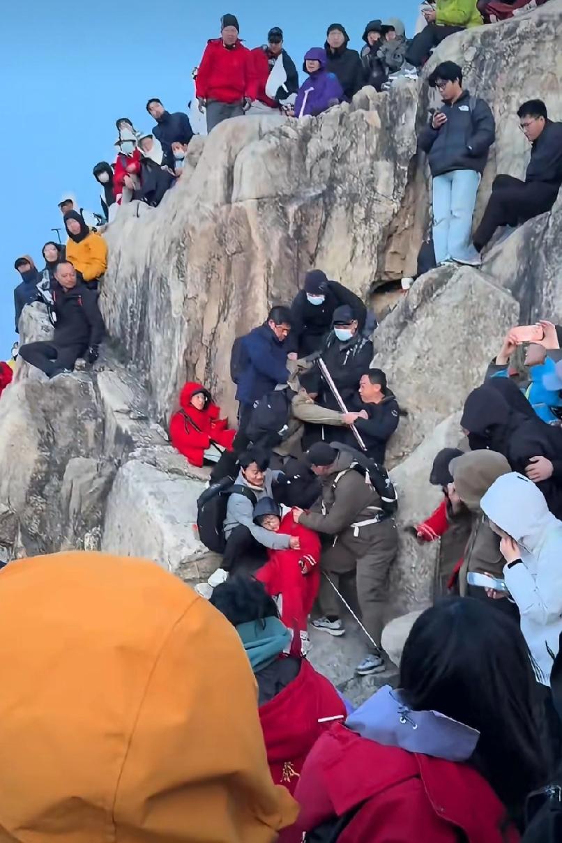 4月25日，泰山山顶因争抢看日出位置而发生冲突，争执过程中，有人从这个峭壁上滑下