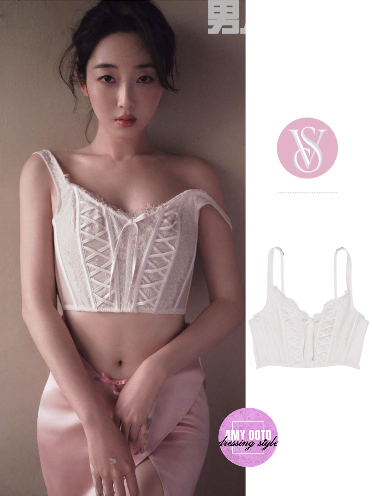 蒋梦婕这身造型太戳“柔媚反差感”了！粉白蕾丝塑身衣+缎面开叉裙，甜欲又高级；蕾丝