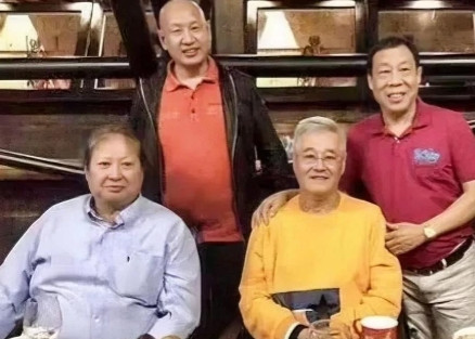 2015年，洪金宝去东北拍戏，突然接到了赵本山的电话：“金宝大哥，欢迎来东北，晚
