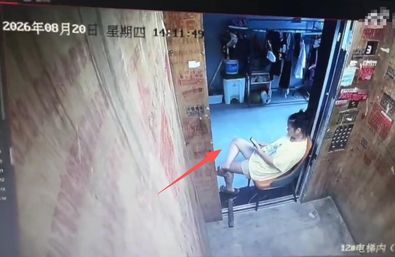 这是人能干出来的事吗？还是精神有问题？网上曝光了一条电梯监控视频，在8月20