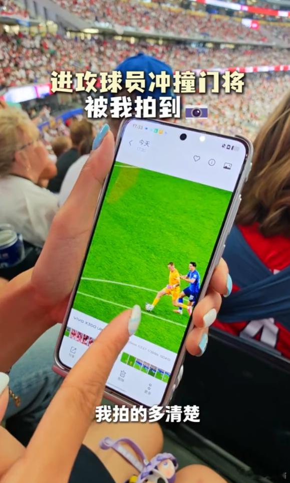 老外问我这是相机还是手机虽说中国队没去世界杯，但中国元素可是处处都在啊掏出vi