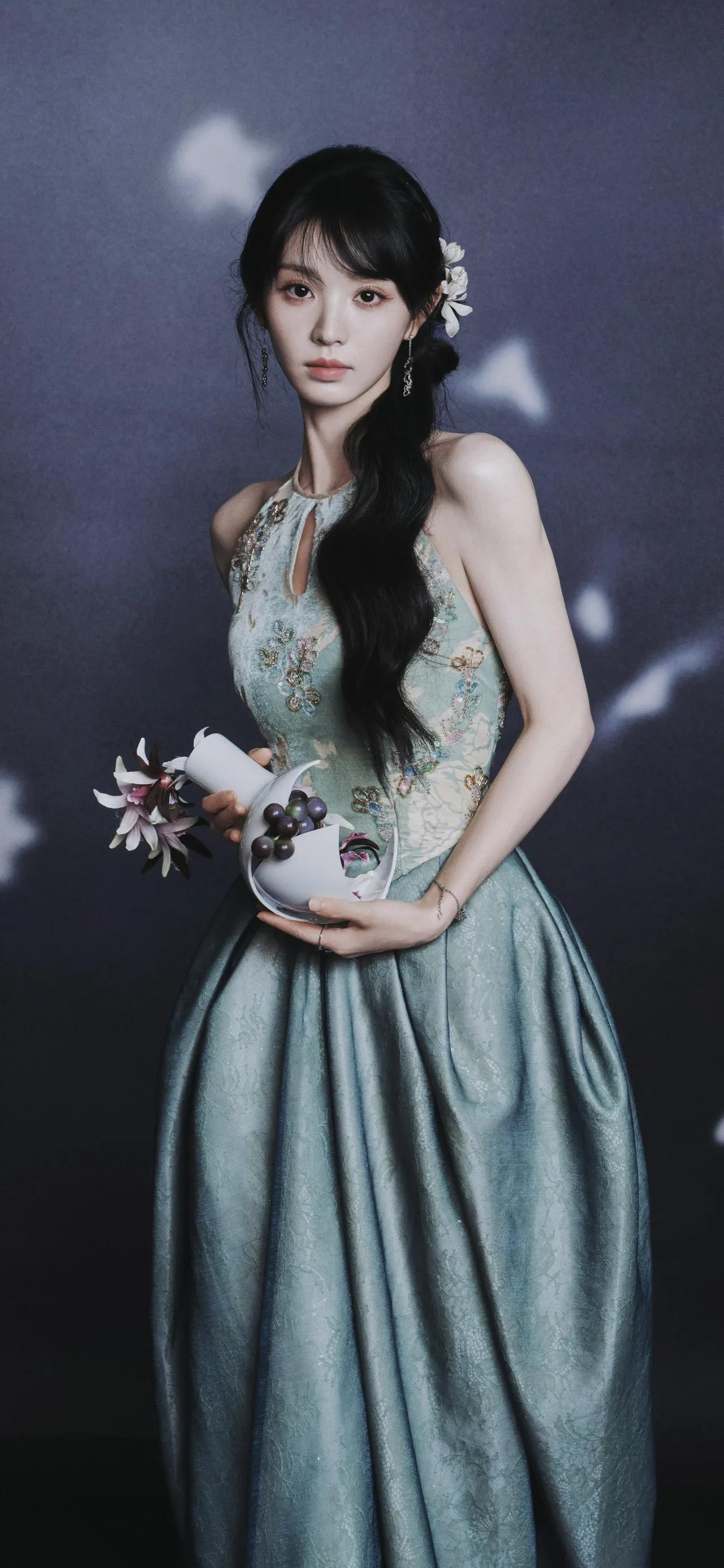 美女壁纸～田曦薇，青裙曳地，花影簪头。新中式挂脖礼裙以湖蓝为底，绣就满幅繁花，勾