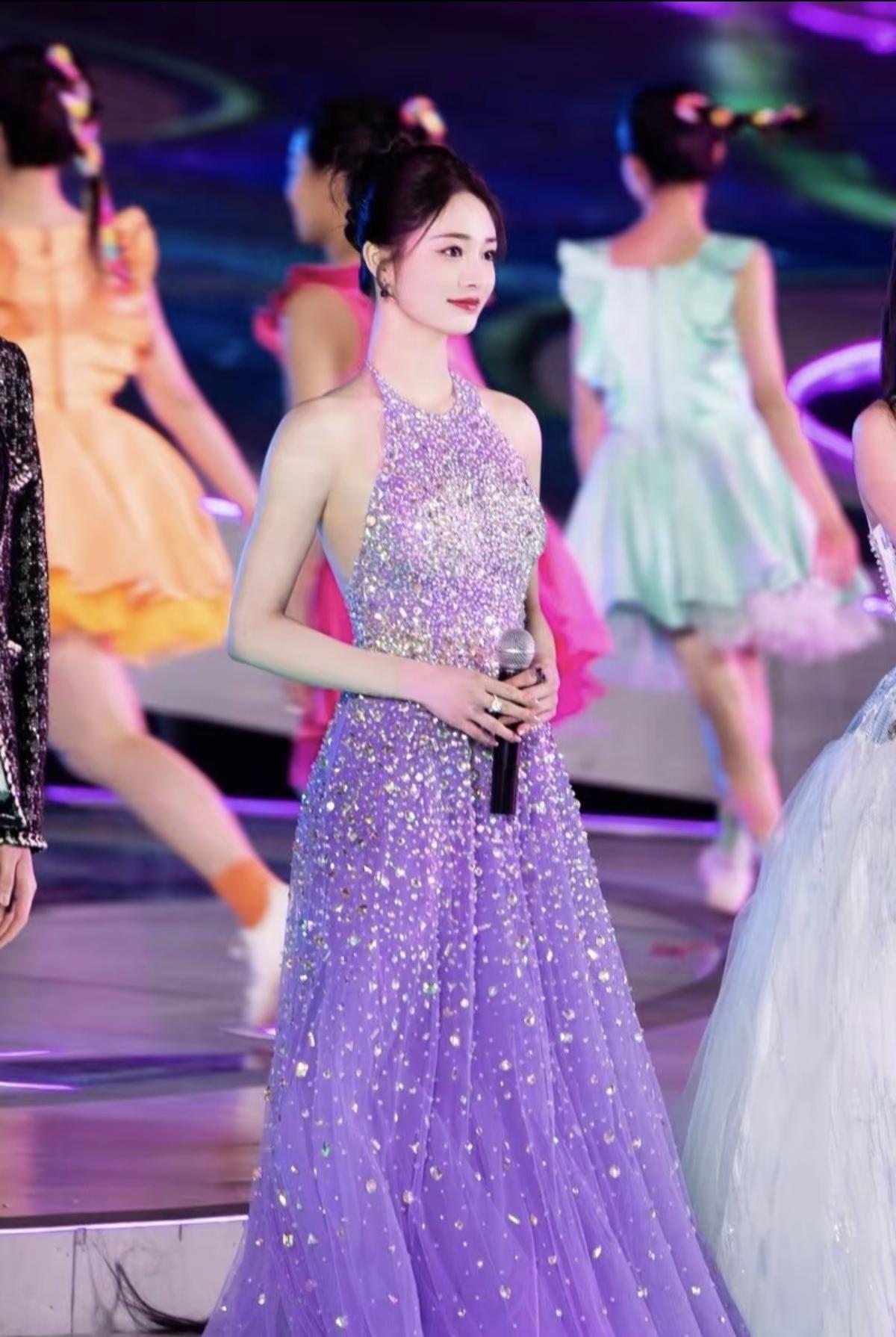周洁琼的舞台造型从来没让人失望过！挂脖设计秀出绝美肩颈线，渐变紫亮片又美又飒，一