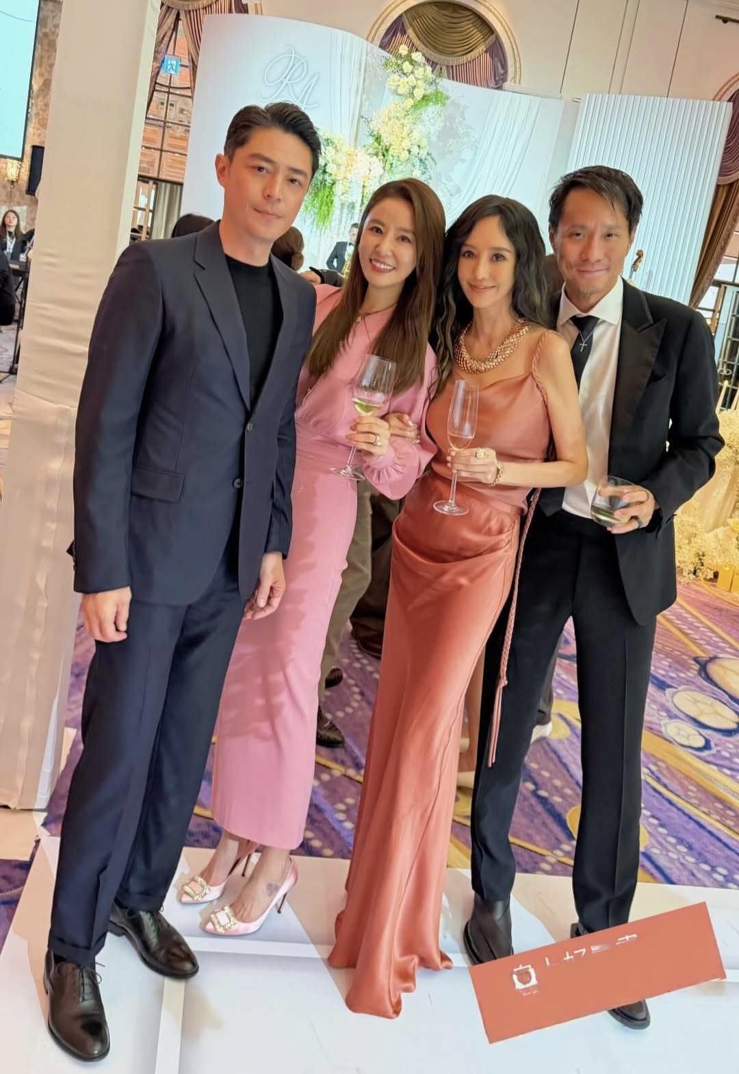 11月28日晚上，林心如和霍建华一起参加圈内好友婚礼！49岁的林心如穿着一袭粉红