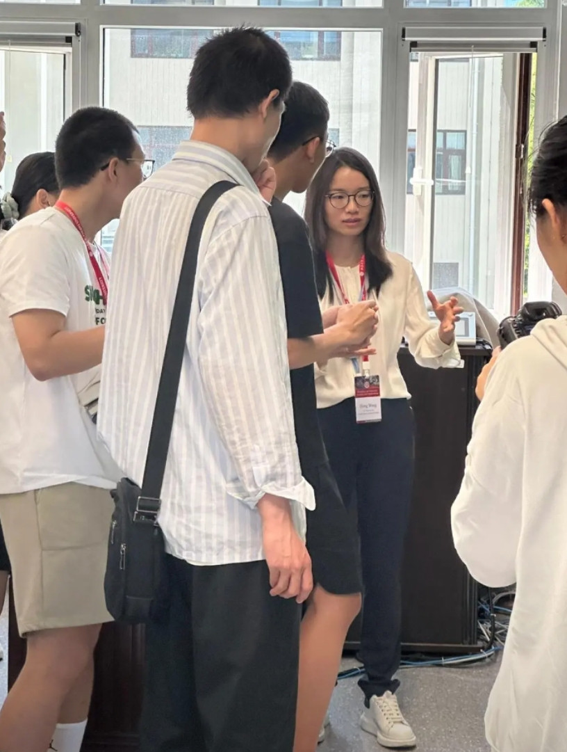近日，34岁年轻教授王虹在北京大学开数学讲座的消息引发学界广泛关注，多位旁听的学