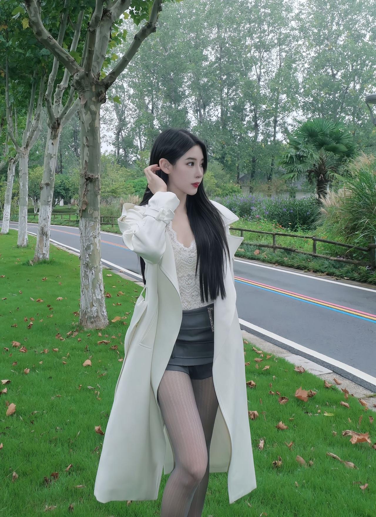 【御姐范穿搭教科书！灰丝+高跟轻松穿出“大长腿”气场，街拍焦点稳了！】这身造