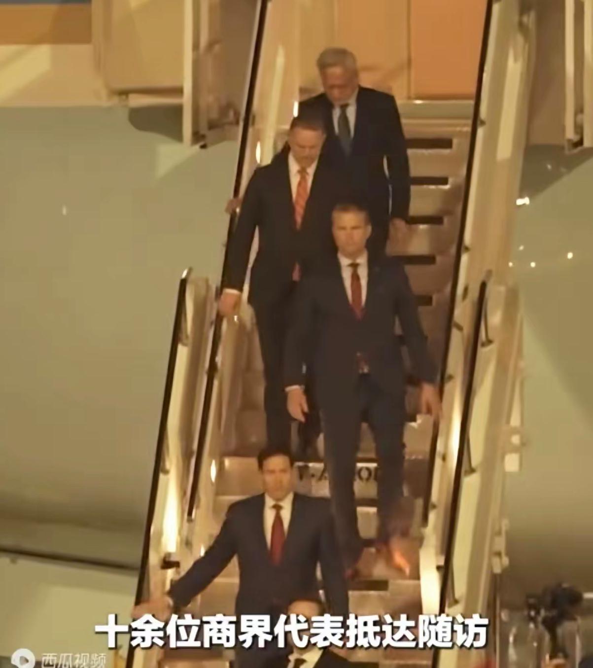 鲁比奥、赫格塞思下飞机，看起来规规矩矩的，这是他们两个第一次来中国，坐了12个小