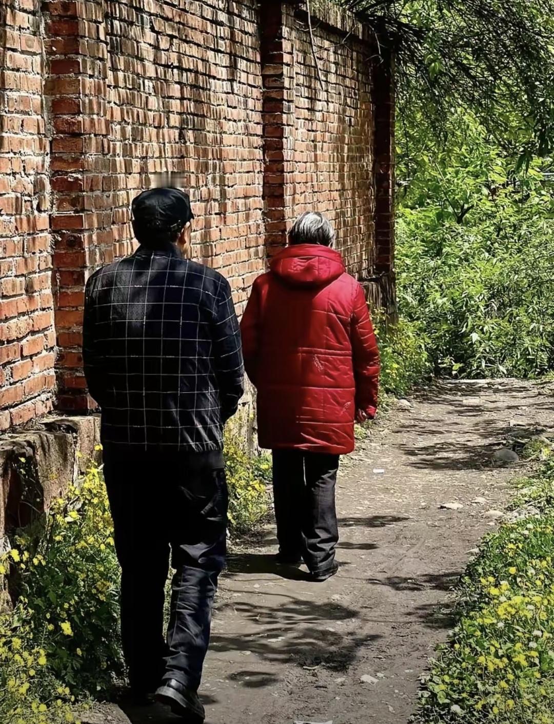 我爸妈今年六十四了，一直住在农村，没退休金。我工资四千，每个月发完工资就愁。姐姐