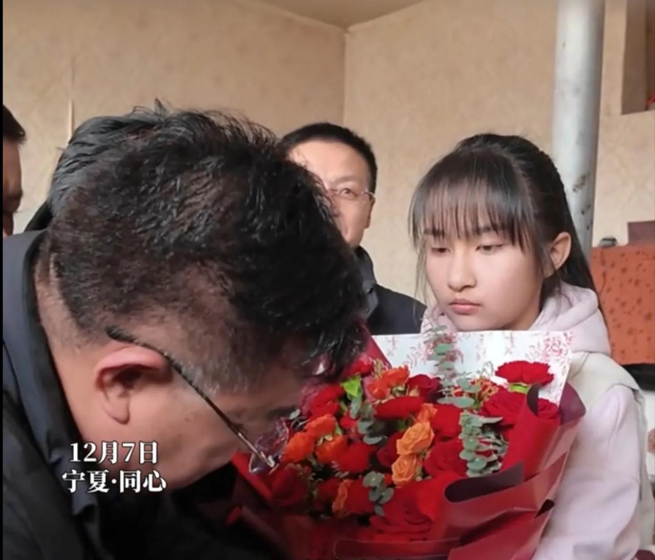 小英雄找到了[吃瓜]12月7日，宁夏记者找到了这位勇敢的小英雄，她就是13