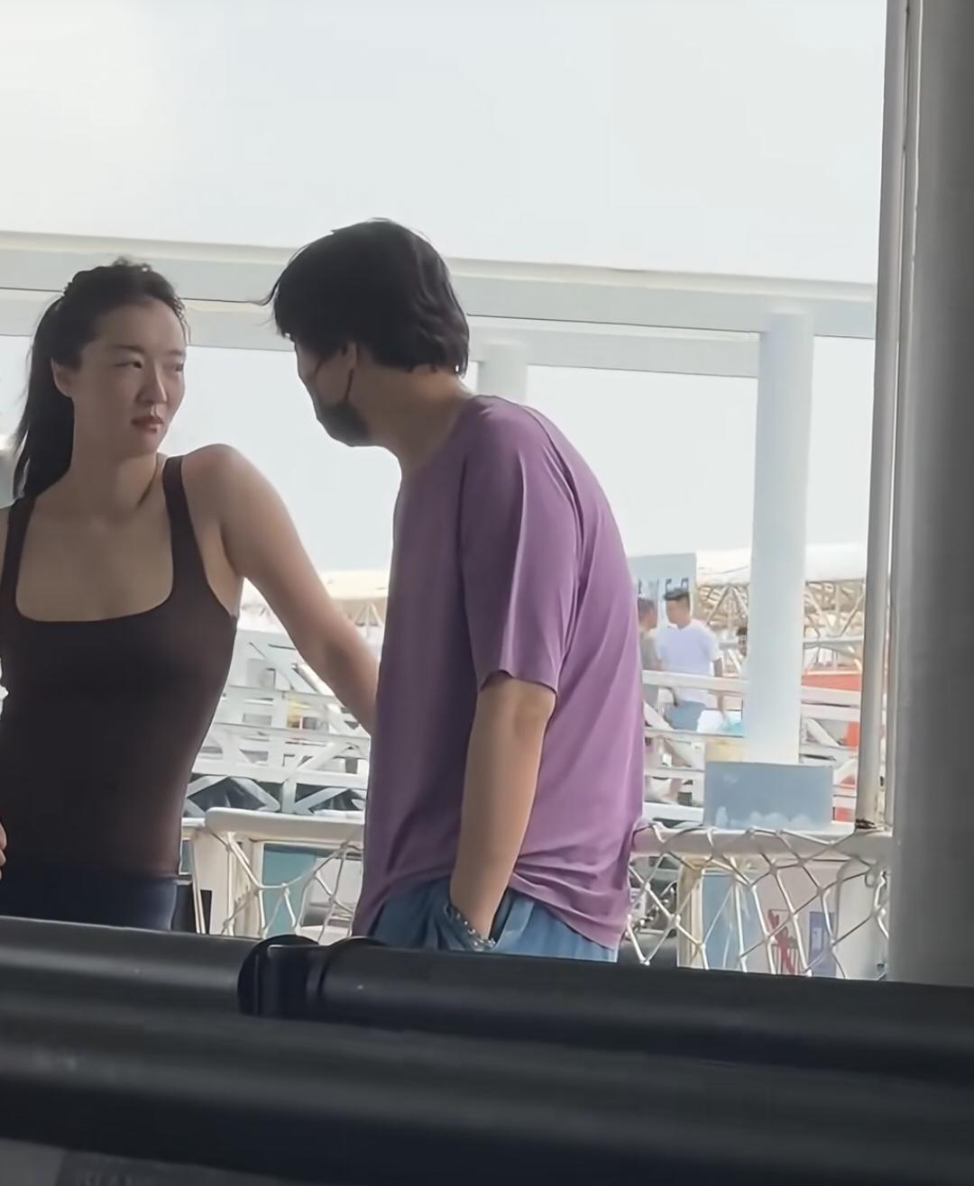 41岁王传君和老婆齐溪带两个孩子现身海南三亚旅游度假。他私底下穿衣打扮随意朴素，