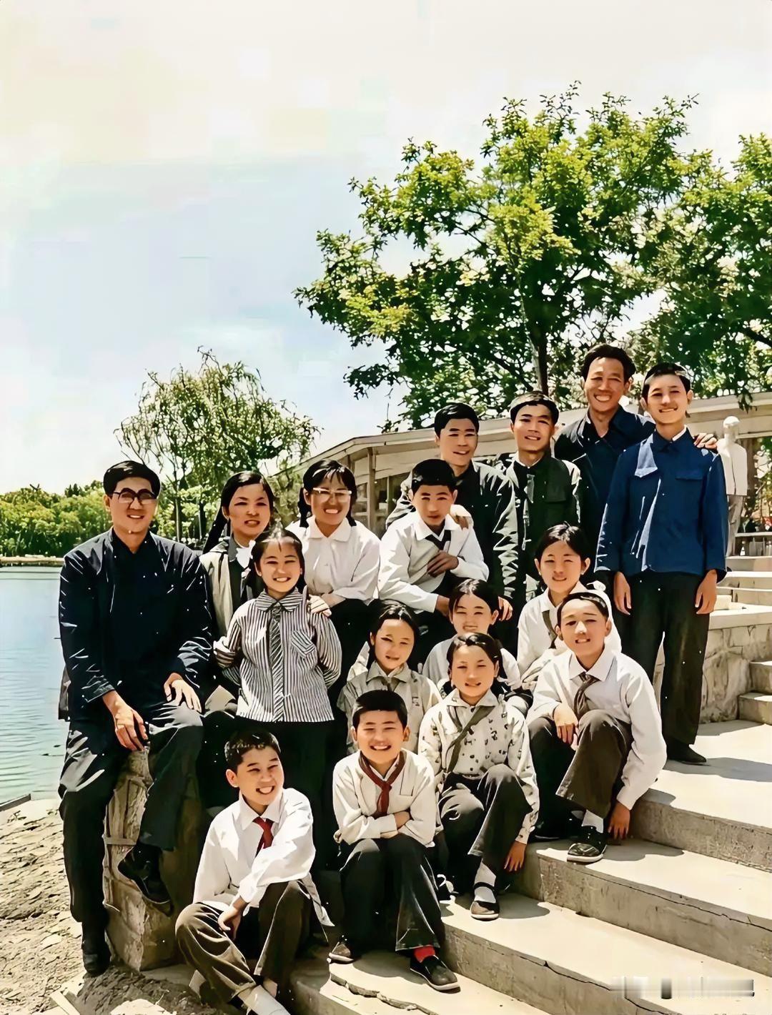 仔细看，在这张70年代刘欢与老师、同学春游时留下的珍贵合影里。那时的刘欢十分显眼