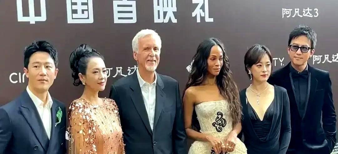 红毯上没搭话。后台却搂着合照。章子怡这次被骂真的冤？伦敦《阿凡达3》首映红